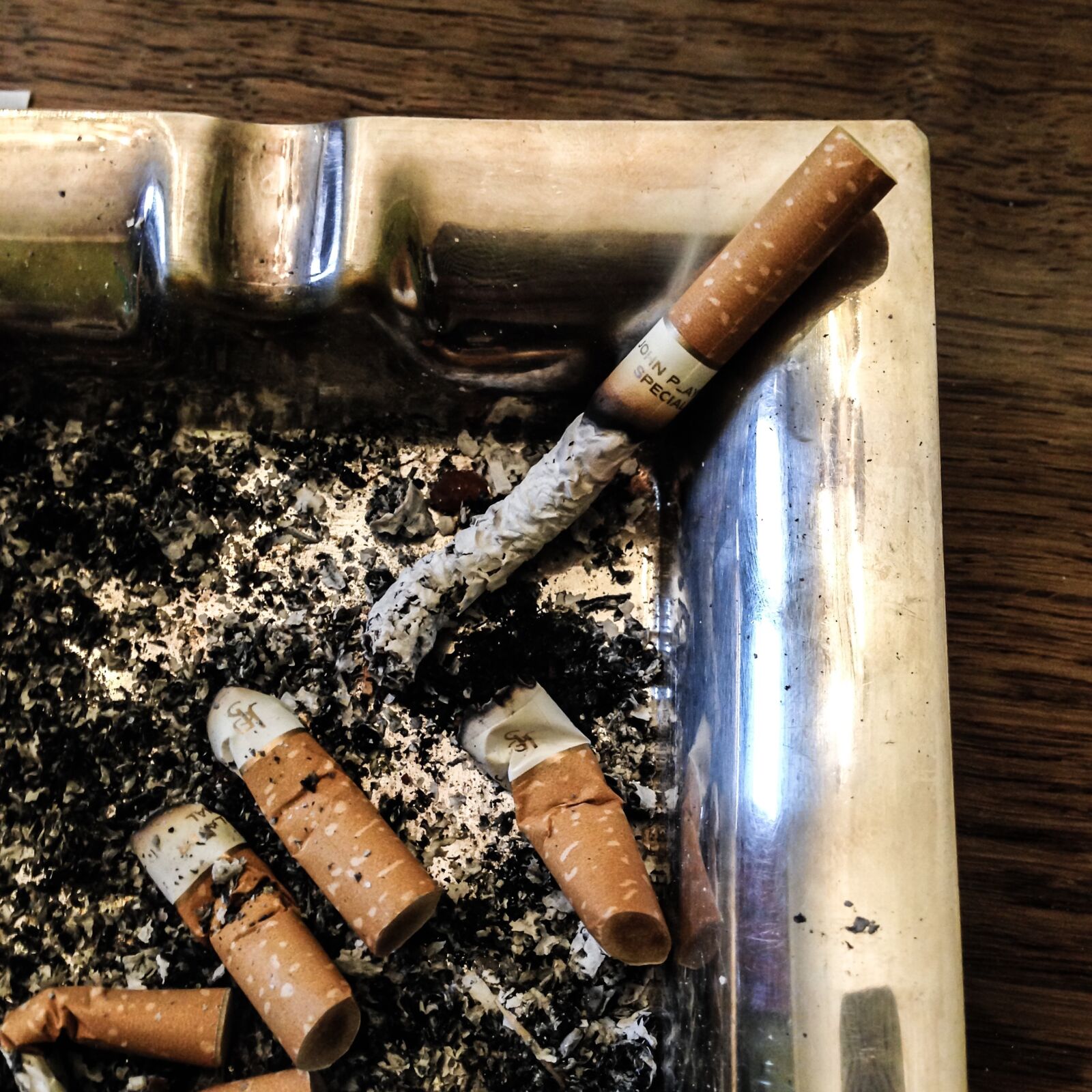 iPhone 5 back camera 4.12mm f/2.4 sample photo. Ashtray, cigarette, ash photography