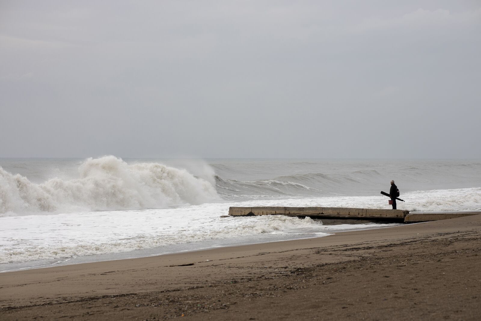 Canon RF 85mm F1.2L USM sample photo. Storm, human, marine photography