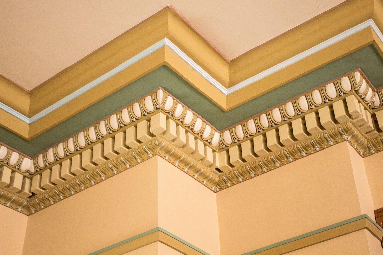 Canon EOS 600D (Rebel EOS T3i / EOS Kiss X5) sample photo. Crown molding, ornate, woodwork photography