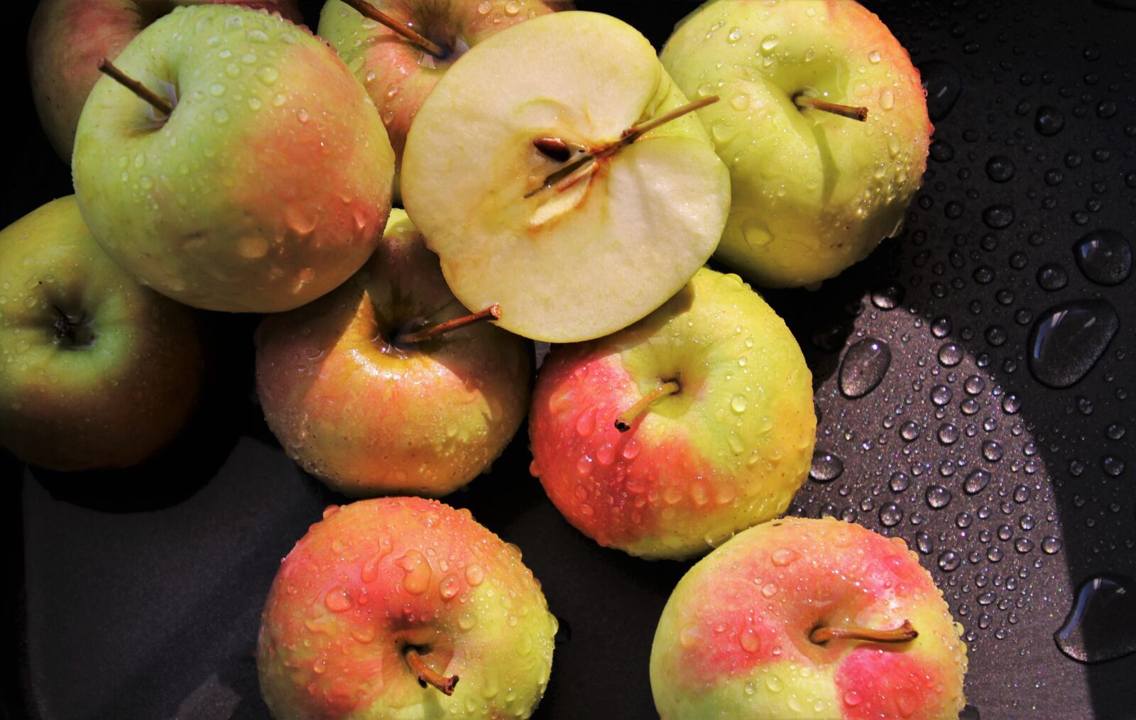 Canon EOS 80D sample photo. Apples, wet, fresh photography