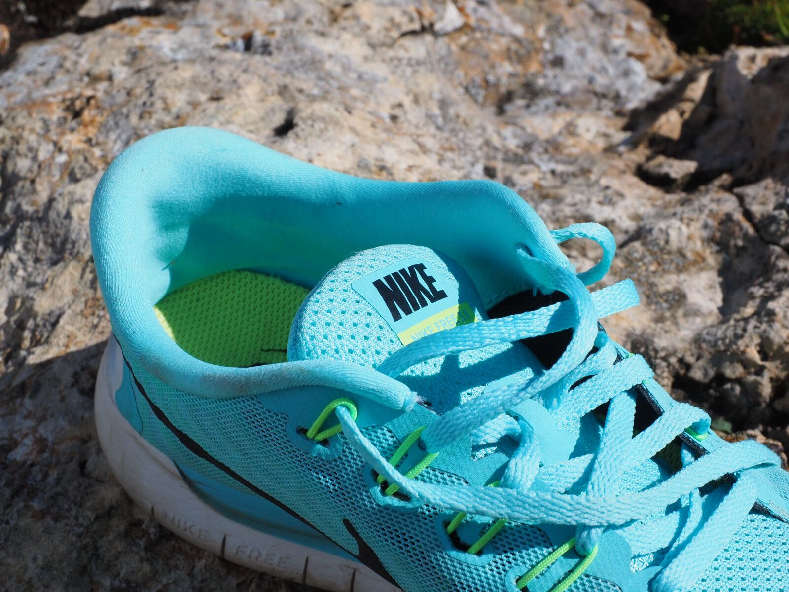 Olympus OM-D E-M1 + Olympus M.Zuiko Digital ED 12-40mm F2.8 Pro sample photo. Shoelace, shoe, sport shoe photography