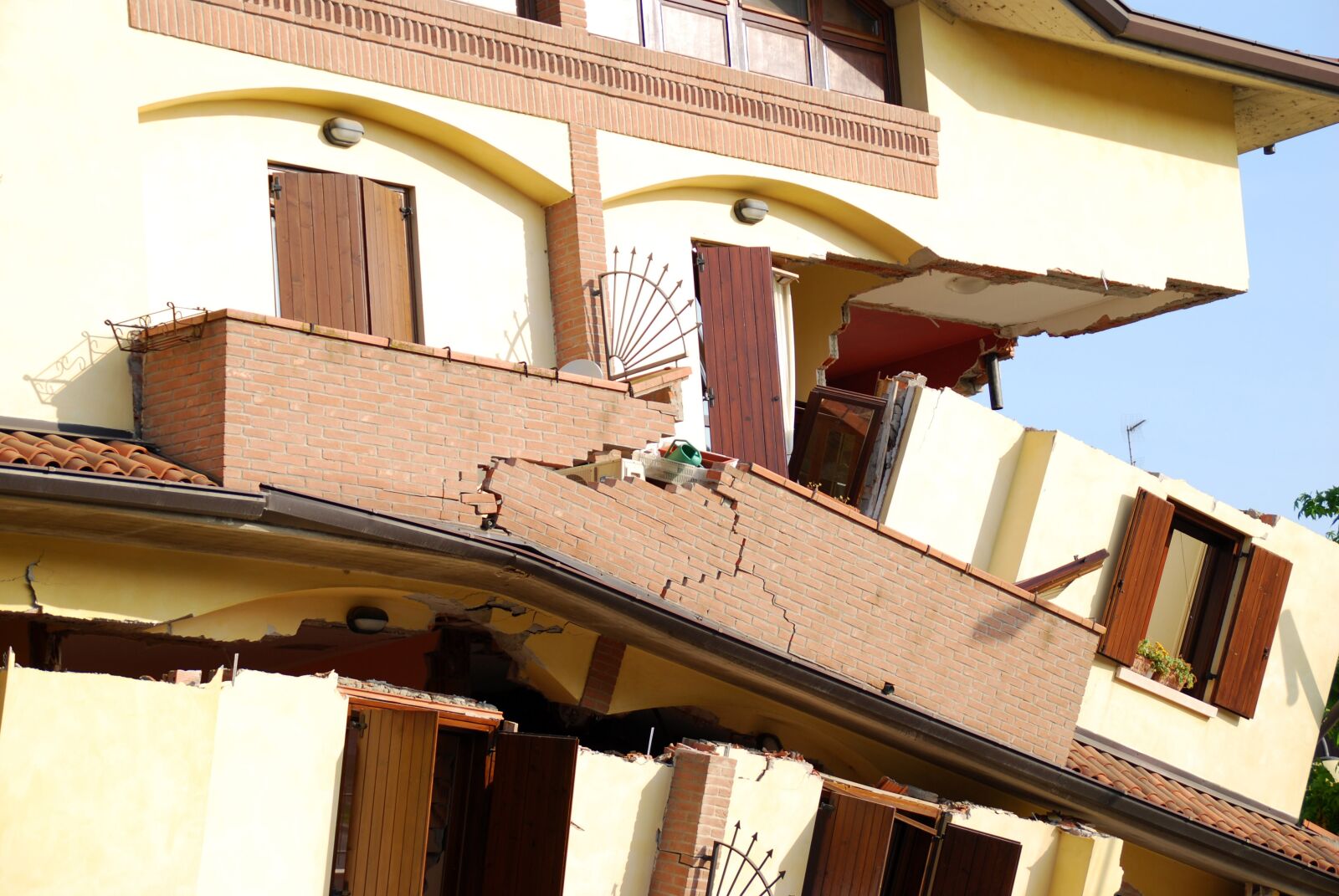 Nikon D60 sample photo. Earthquake, collapse, house photography