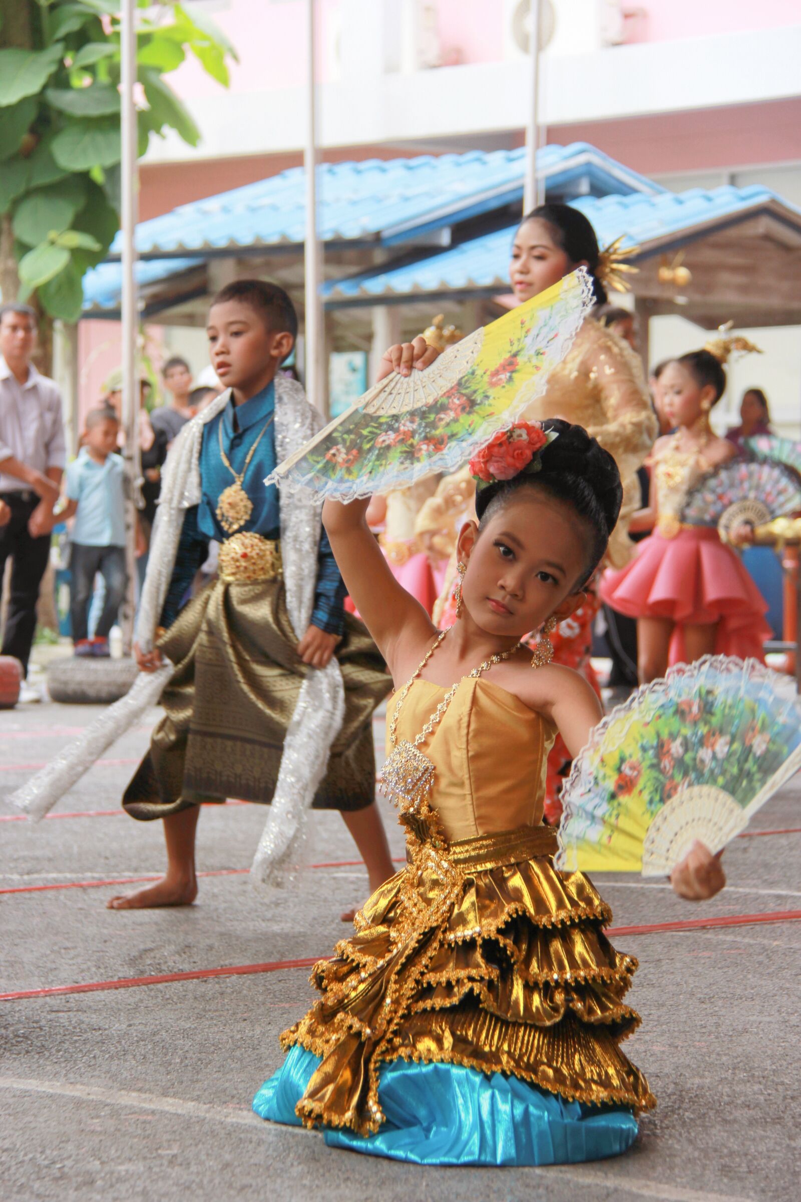 Canon EF-S 18-200mm F3.5-5.6 IS sample photo. Thailand, dance, pupils photography