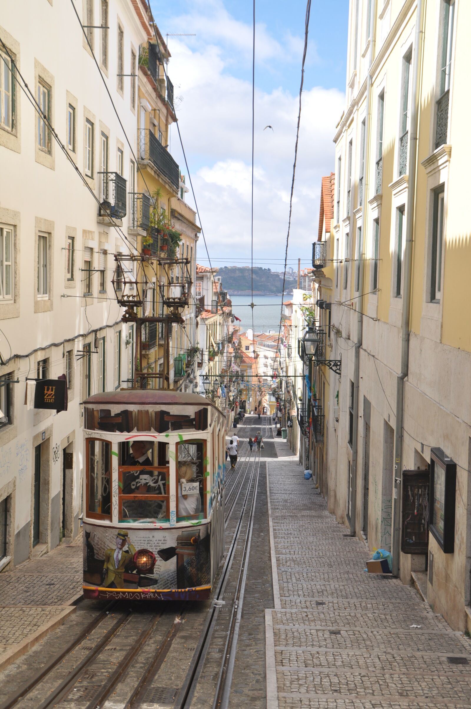 Nikon D5000 sample photo. Lisbon, tram, old photography