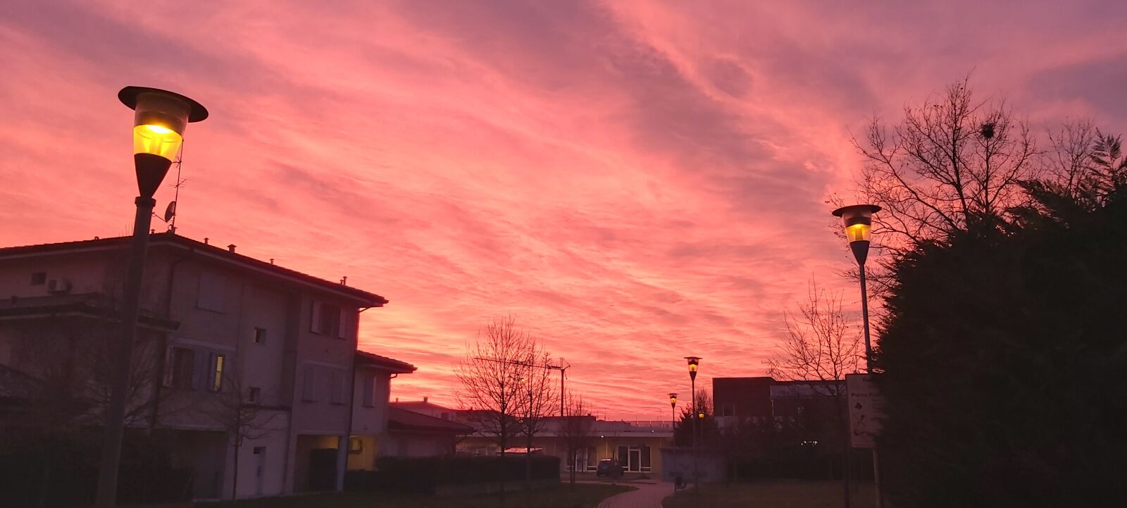 Samsung Galaxy A70 sample photo. Red sky, clouds, sun photography
