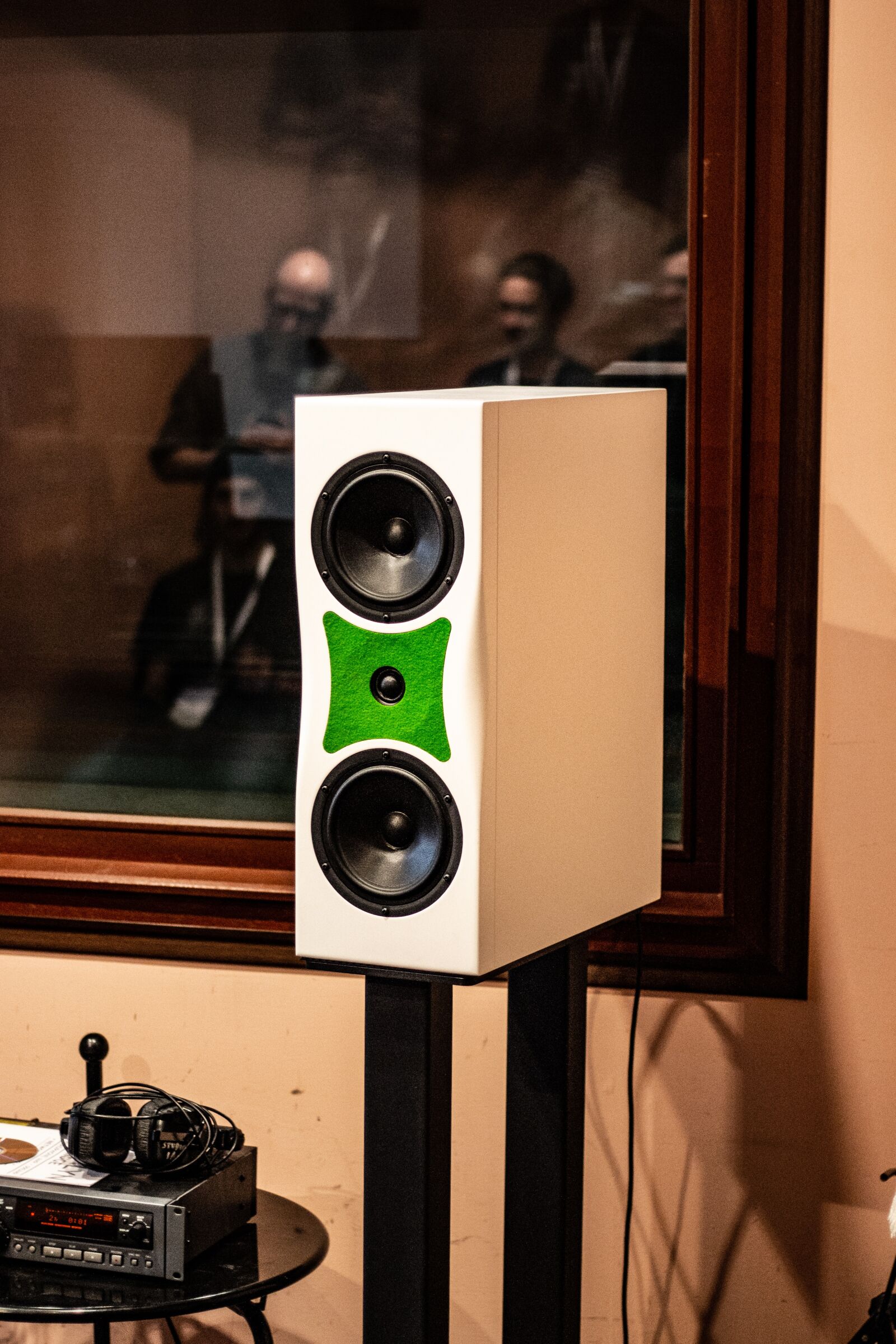 Canon EOS 700D (EOS Rebel T5i / EOS Kiss X7i) sample photo. Speaker, column, sound photography