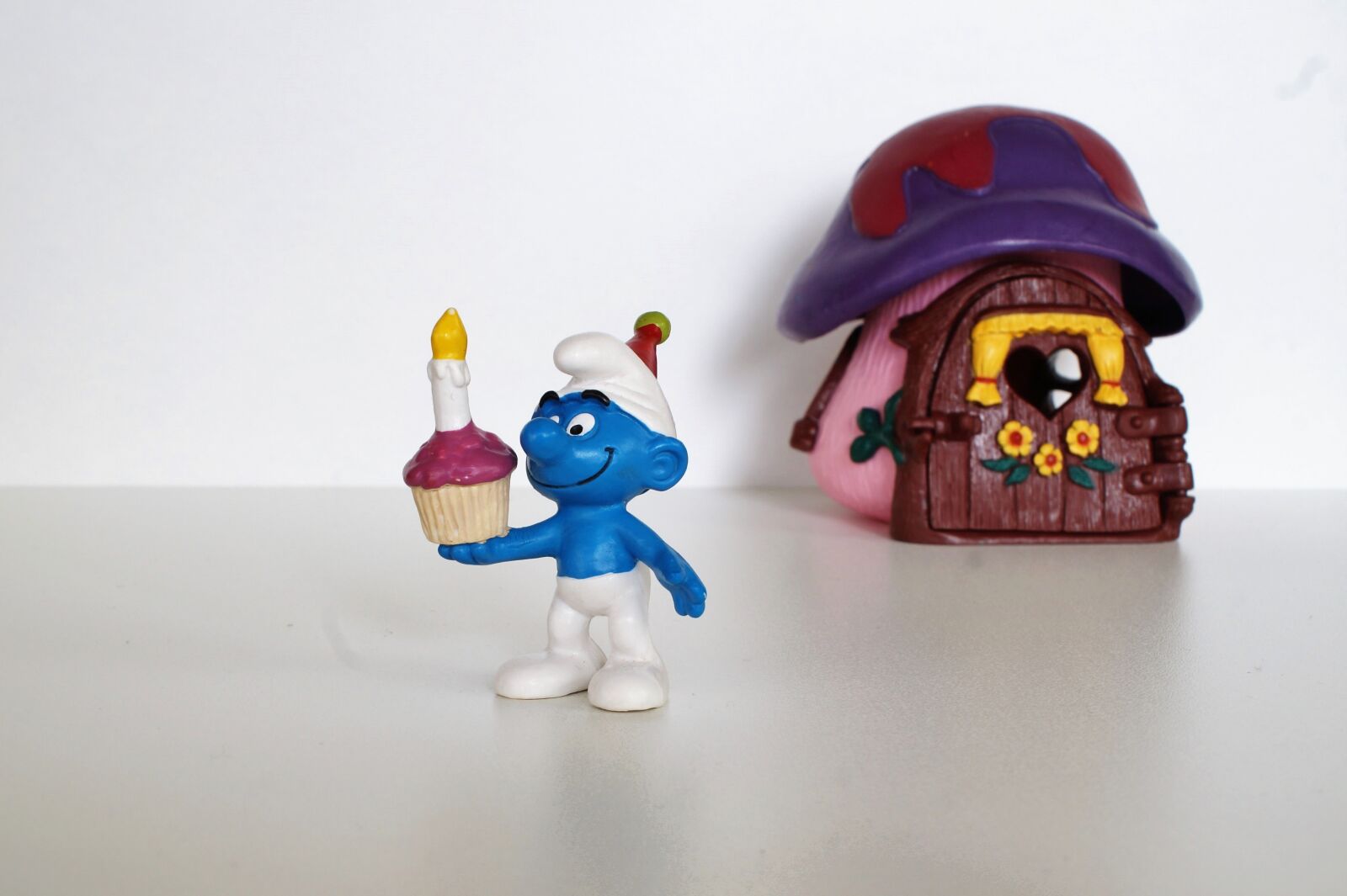 Sony DT 18-70mm F3.5-5.6 sample photo. Smurf, smurfs, figure photography
