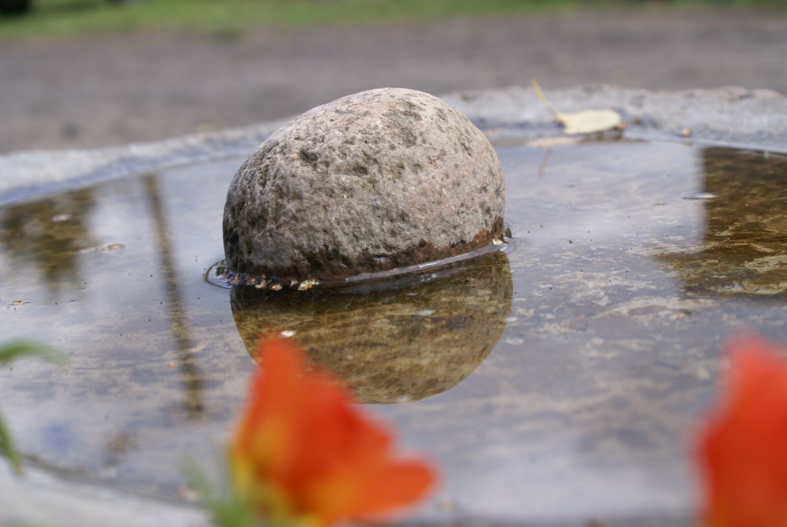 Sony Alpha DSLR-A100 sample photo. Stone, water, nature photography