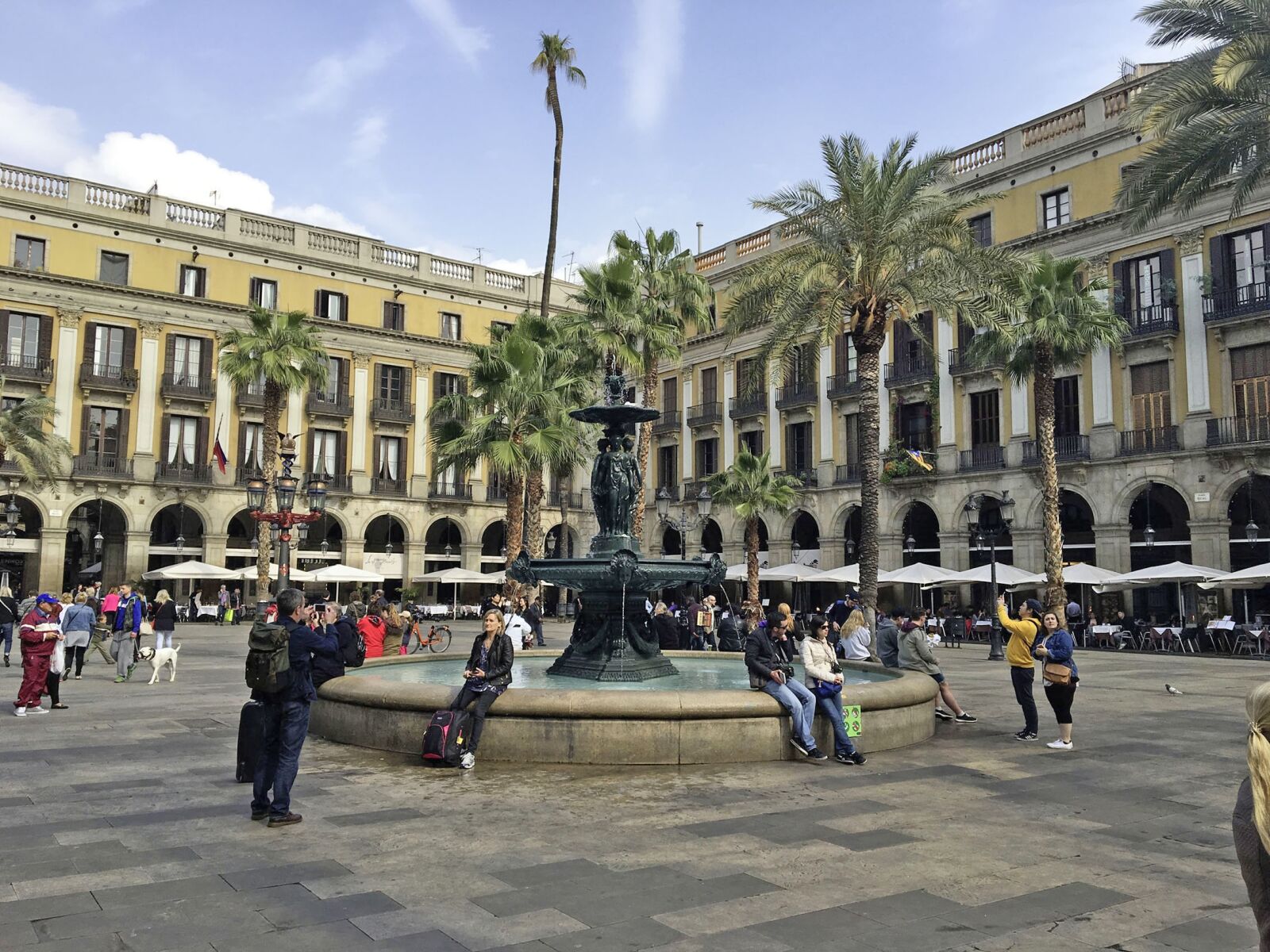 Apple iPhone 6s sample photo. Barcelona, placa, spring photography