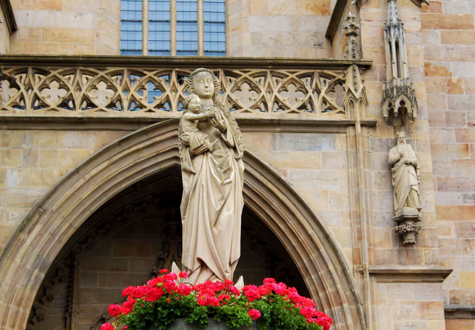 Canon EOS 1300D (EOS Rebel T6 / EOS Kiss X80) sample photo. Erfurt, dom, virgin mary photography