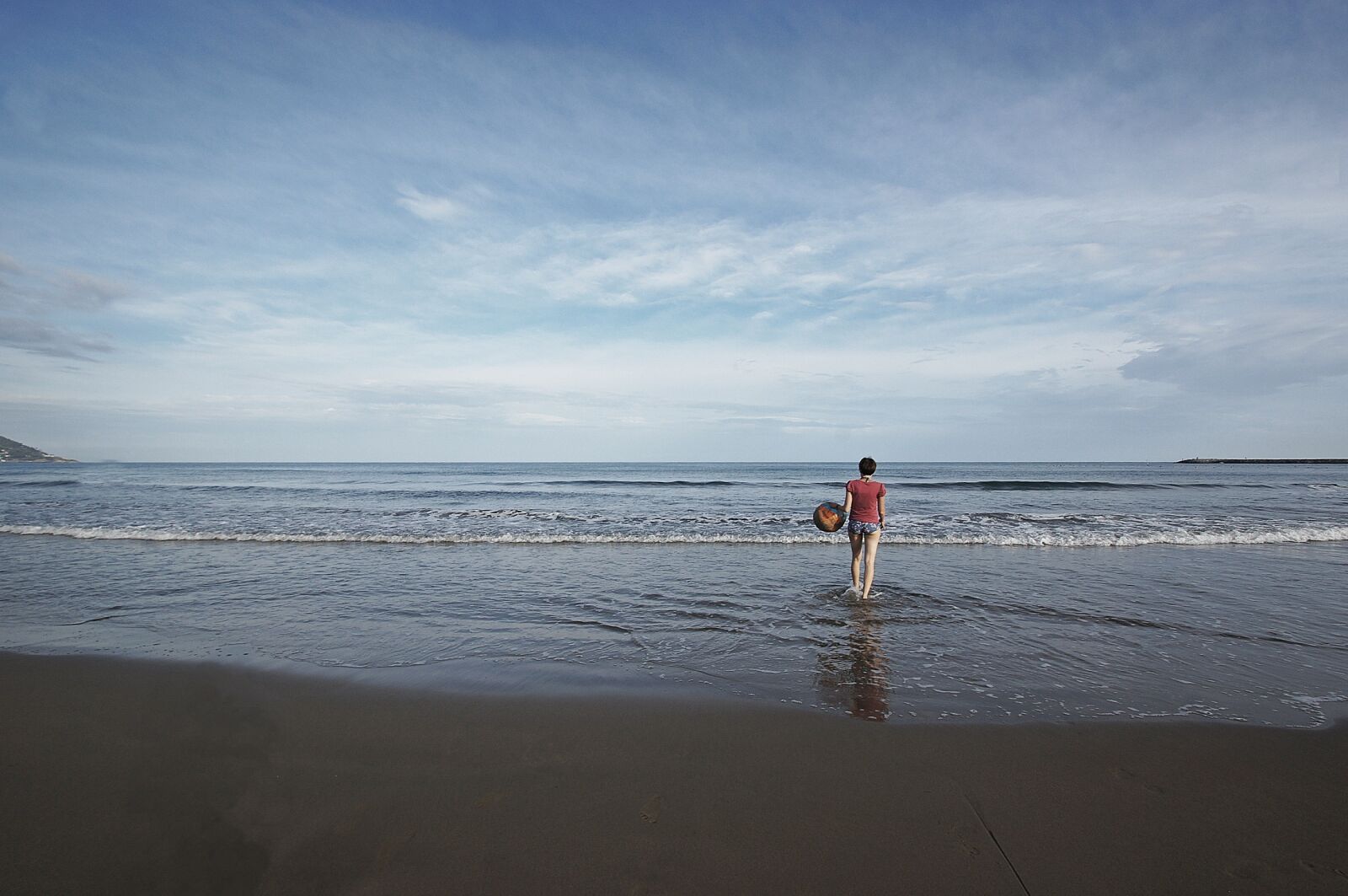 Sony SLT-A55 (SLT-A55V) sample photo. Surf, wading, woman photography