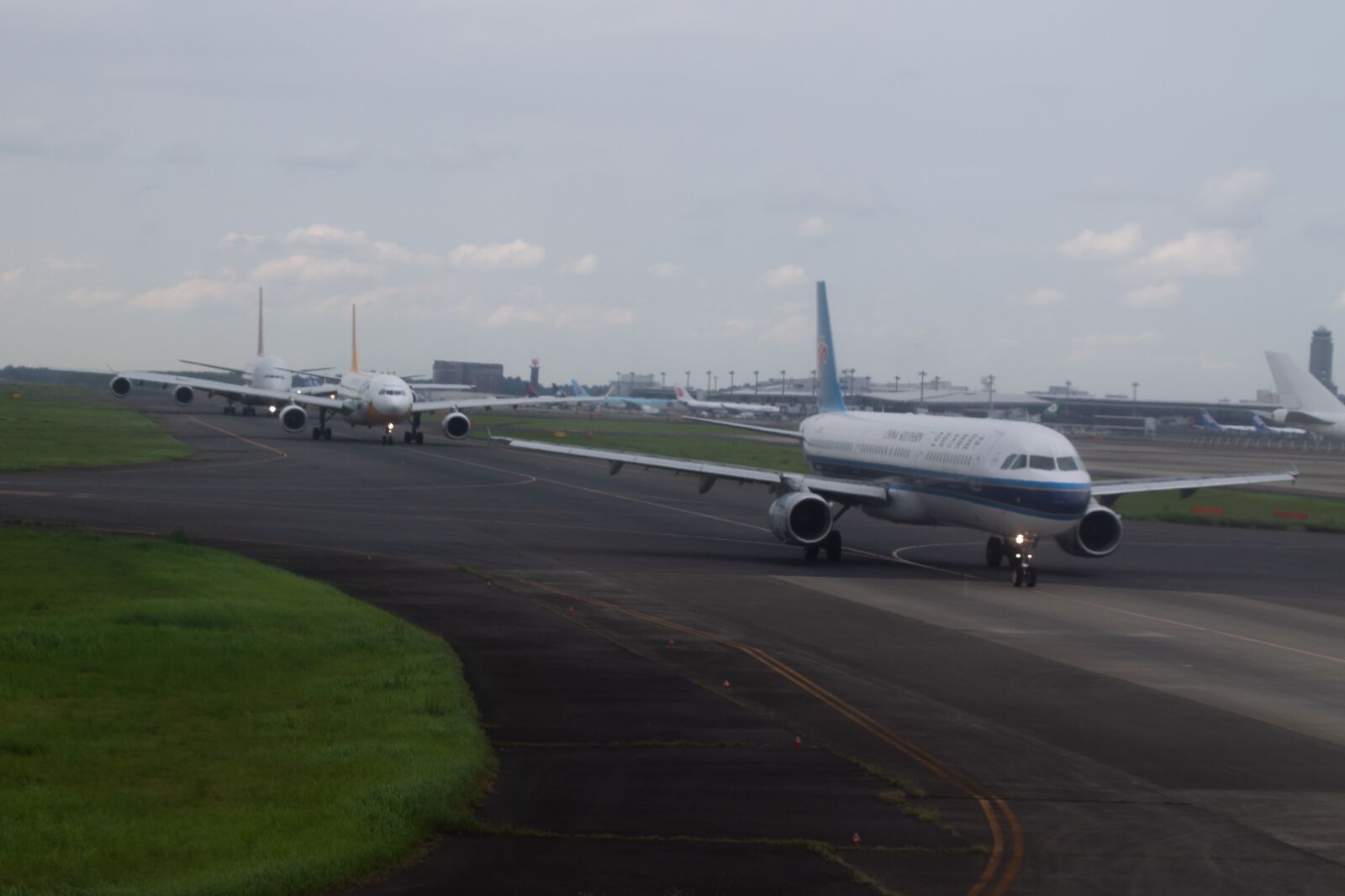 Canon EF-S 18-135mm F3.5-5.6 IS USM sample photo. Airport, tokyo, planes photography
