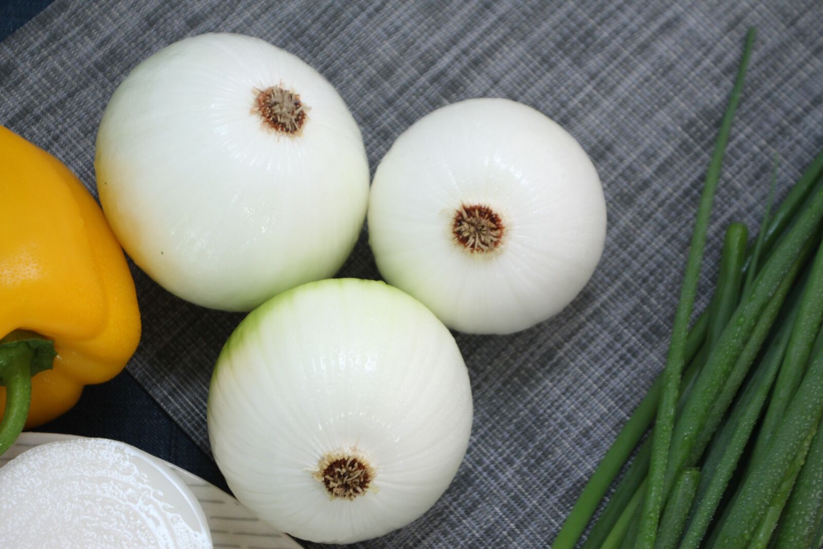 Canon EOS 650D (EOS Rebel T4i / EOS Kiss X6i) sample photo. Onion, green peppers, wave photography