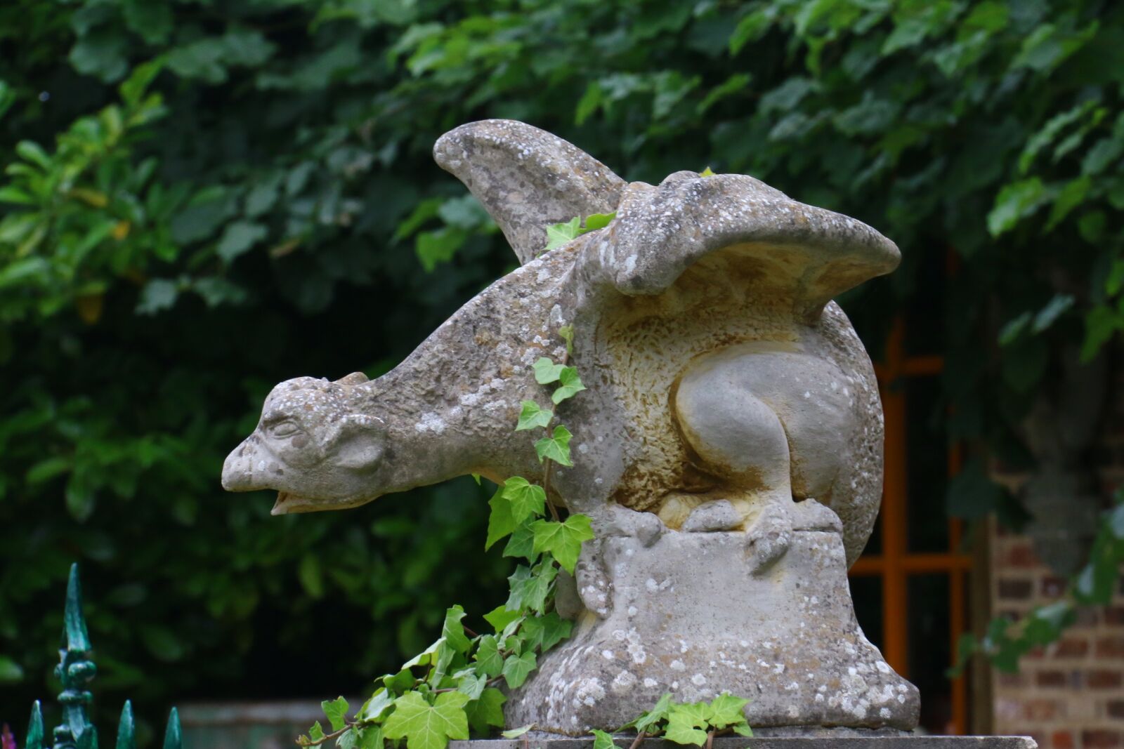 Canon EF-S 18-200mm F3.5-5.6 IS sample photo. Gargoyle, statue, sculpture photography