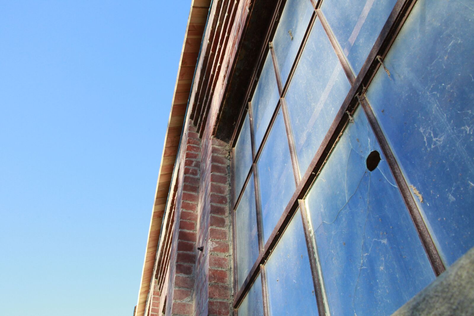 Canon EOS 5D Mark II sample photo. Window, broken, glass photography