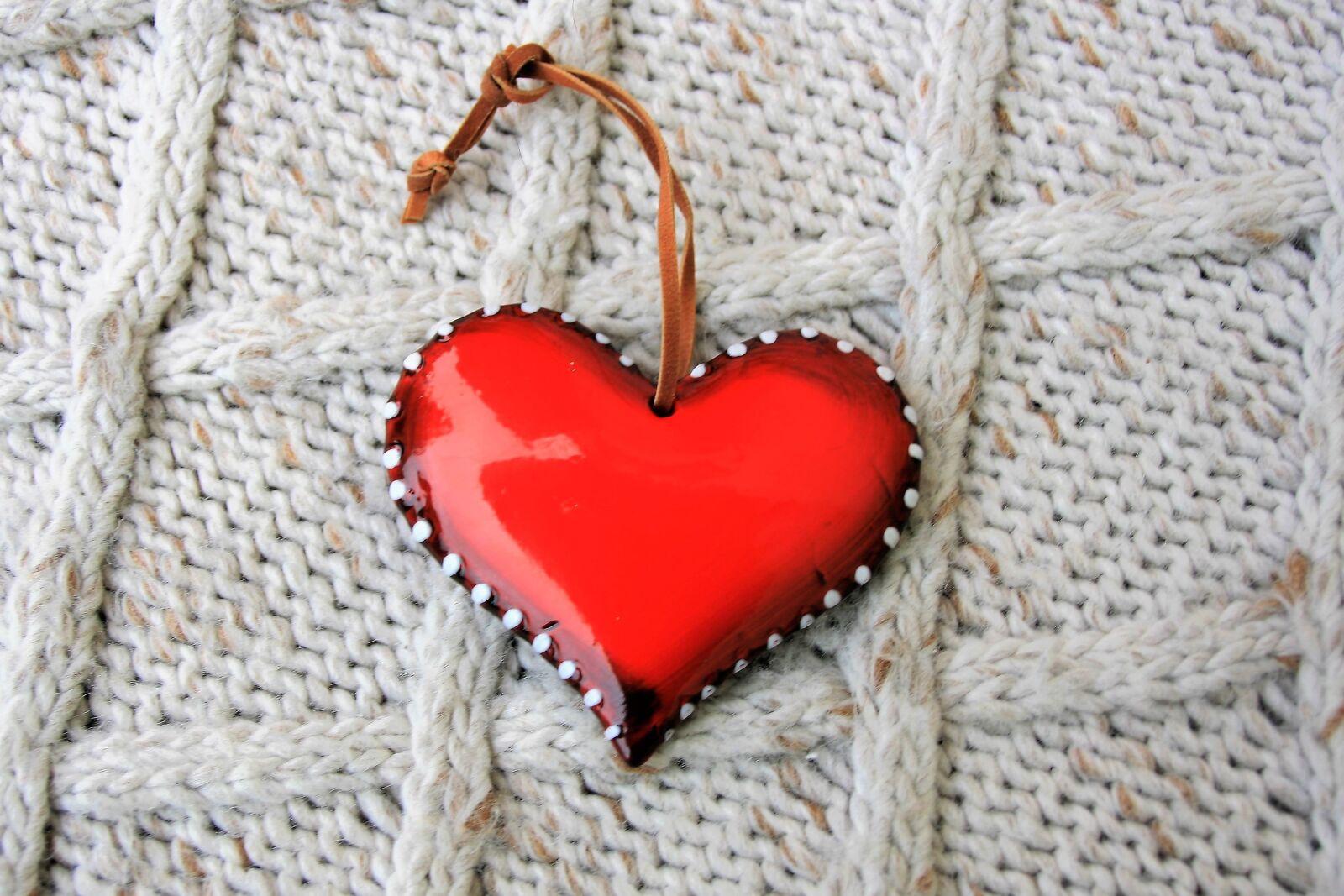 Canon EOS 400D (EOS Digital Rebel XTi / EOS Kiss Digital X) sample photo. Weave, red heart, symbol photography