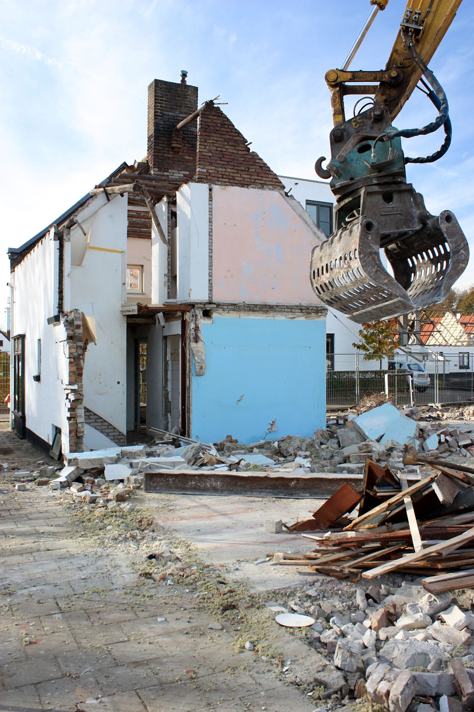 Canon EOS 450D (EOS Rebel XSi / EOS Kiss X2) sample photo. Shack, demolition, gravel photography
