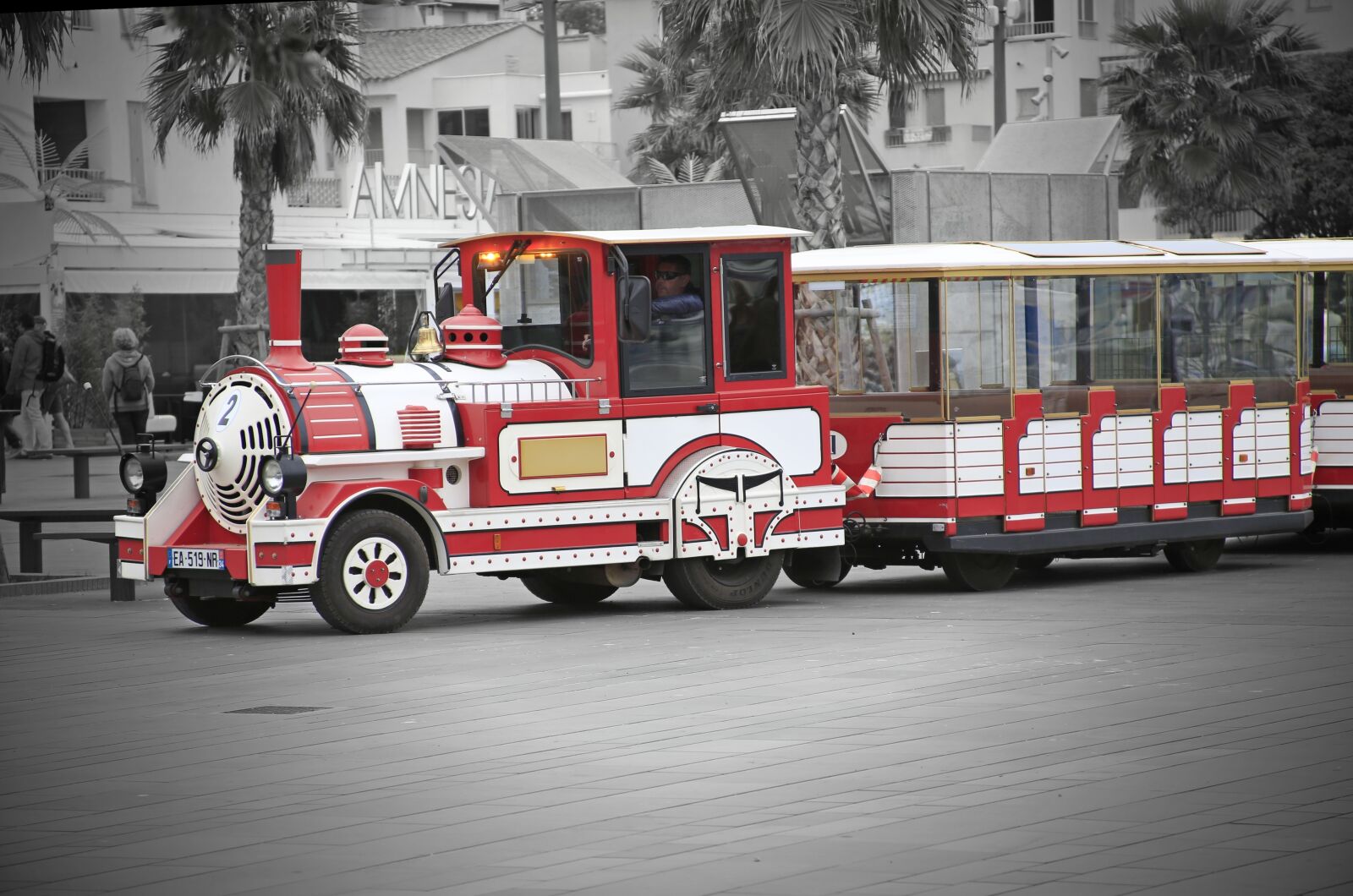 Canon EOS 5D Mark III sample photo. Train, promenade, sea photography