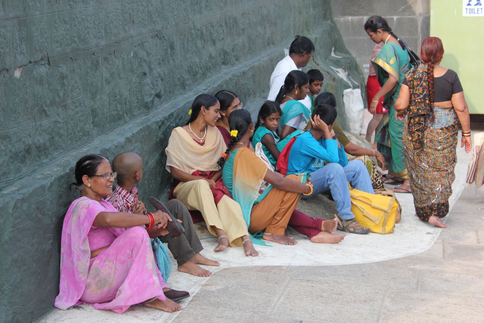 Canon EOS 550D (EOS Rebel T2i / EOS Kiss X4) sample photo. Women, waiting, sari photography