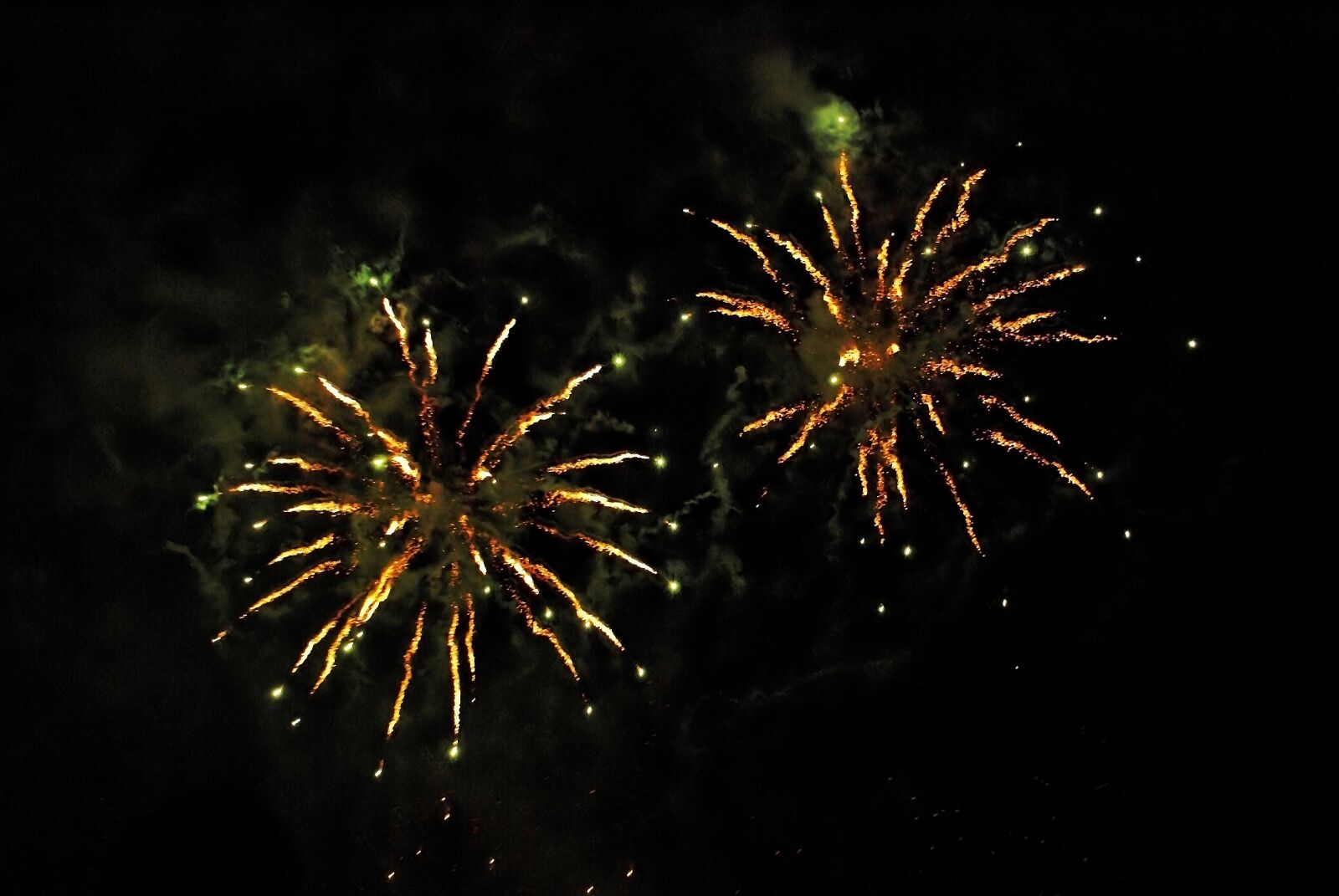 Sony Alpha DSLR-A100 sample photo. Fireworks, the eruption, fires photography