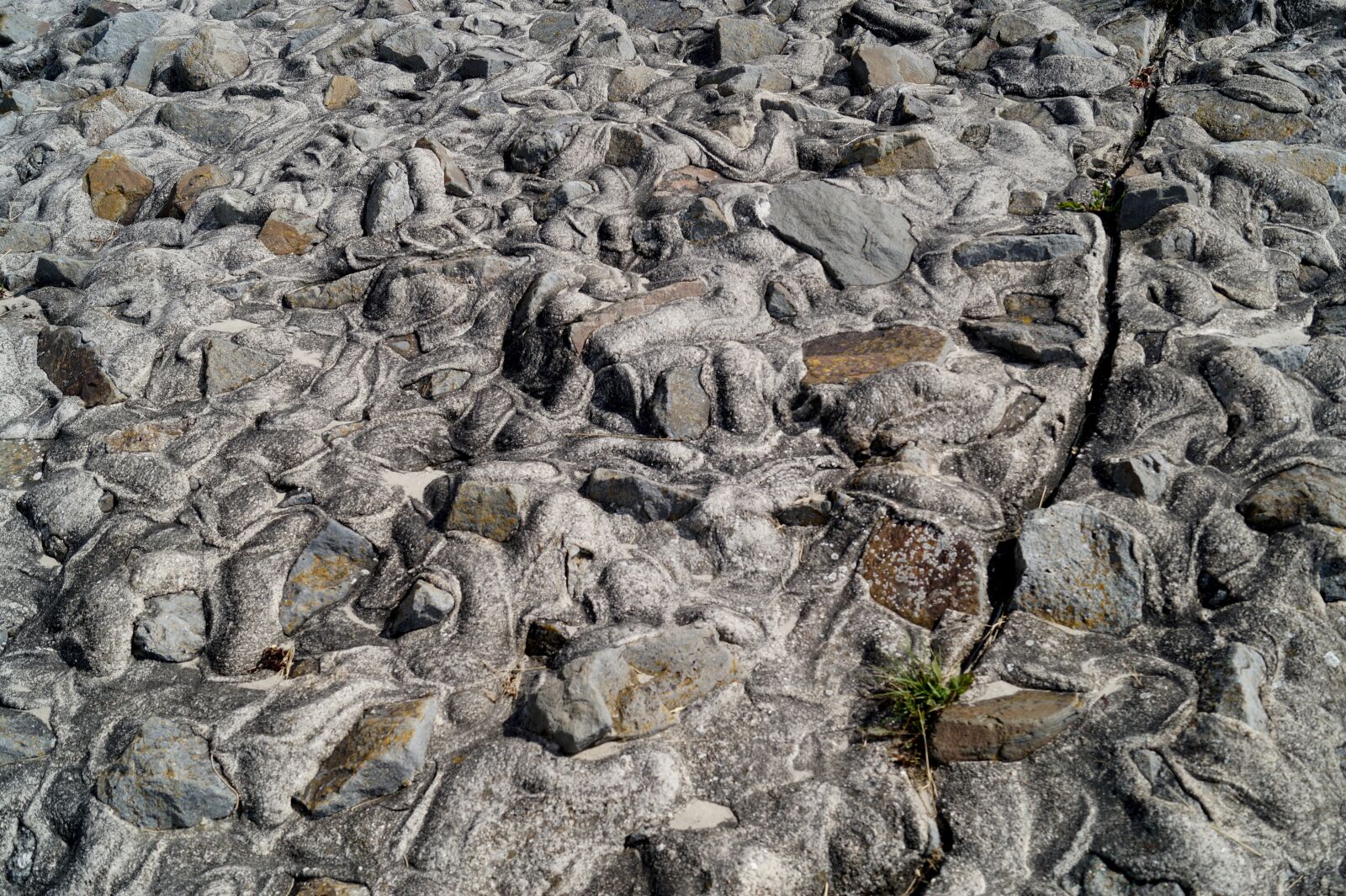 Sony DT 18-55mm F3.5-5.6 SAM II sample photo. Ground, background, stones photography
