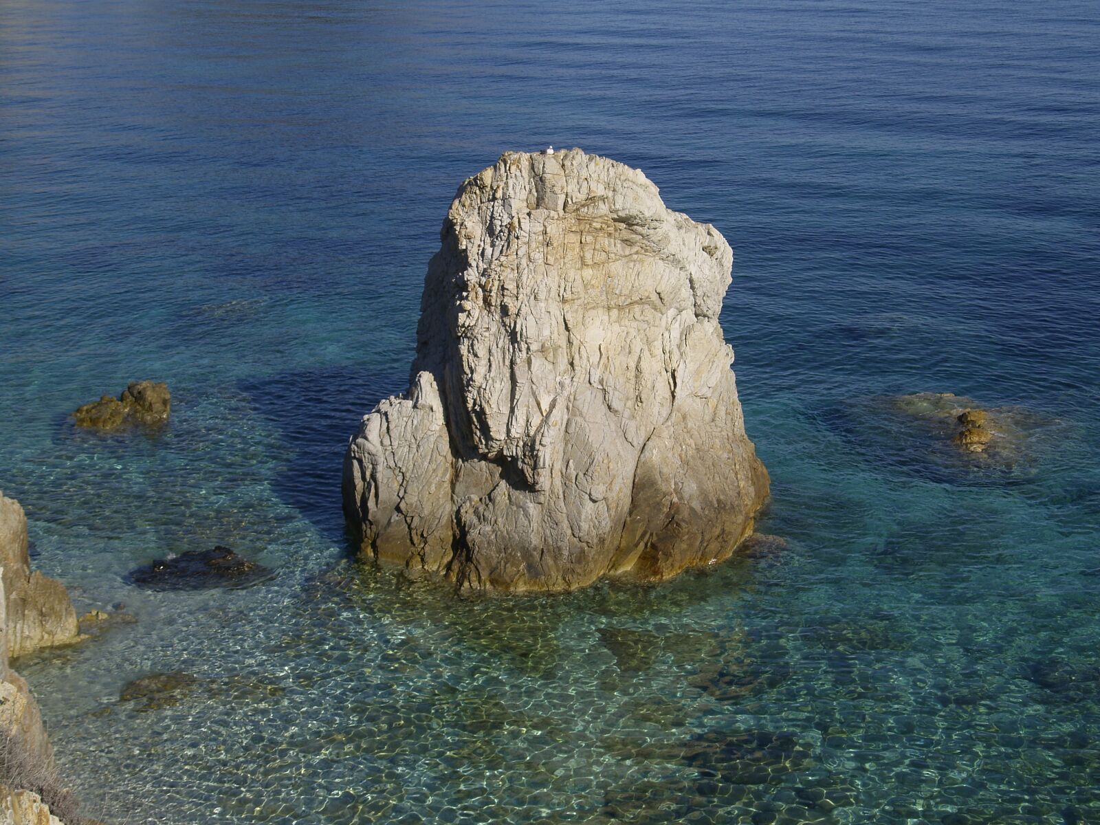 Olympus E-500 (EVOLT E-500) sample photo. Sea, summer, rock photography