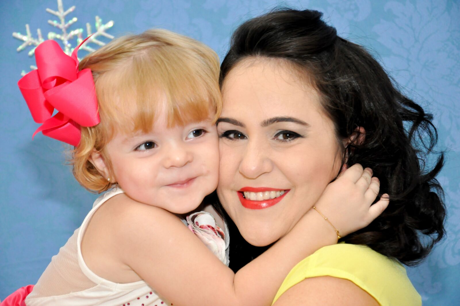 Nikon D90 sample photo. Mother and daughter, hug photography