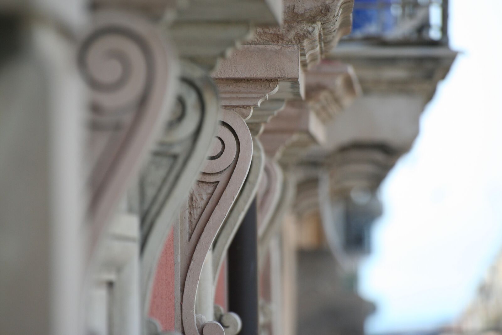 Canon EOS 350D (EOS Digital Rebel XT / EOS Kiss Digital N) sample photo. Sottobalcone, support a balcony photography