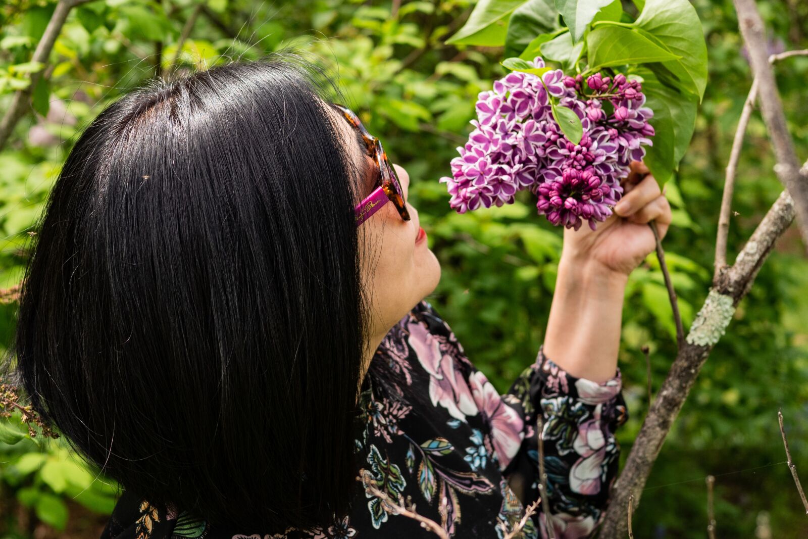 Panasonic Leica DG Summilux 25mm F1.4 II ASPH sample photo. Smelling purple lilac, woman photography