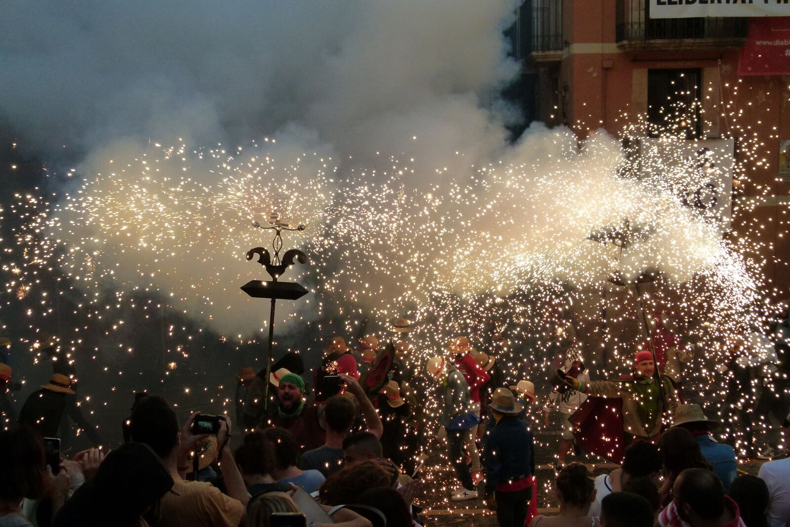 Leica V-Lux 2 sample photo. Correfocs, diables, culture people photography