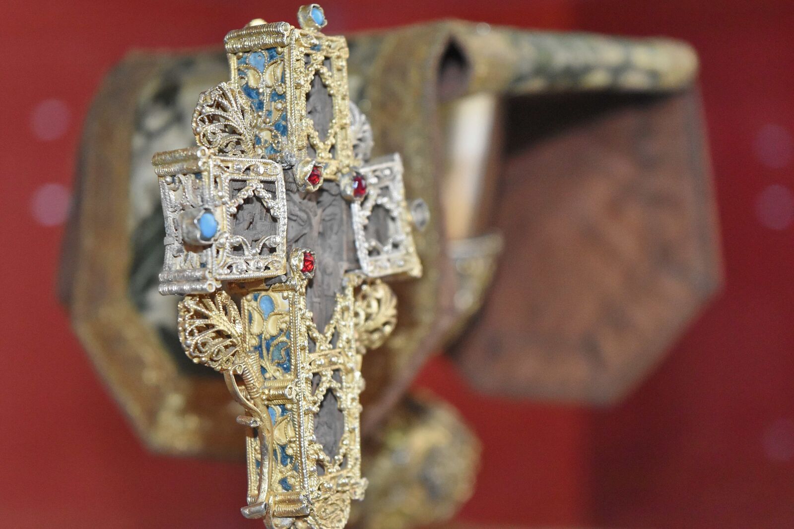 Nikon D5500 sample photo. Cross, diamond, gold, jewelry photography