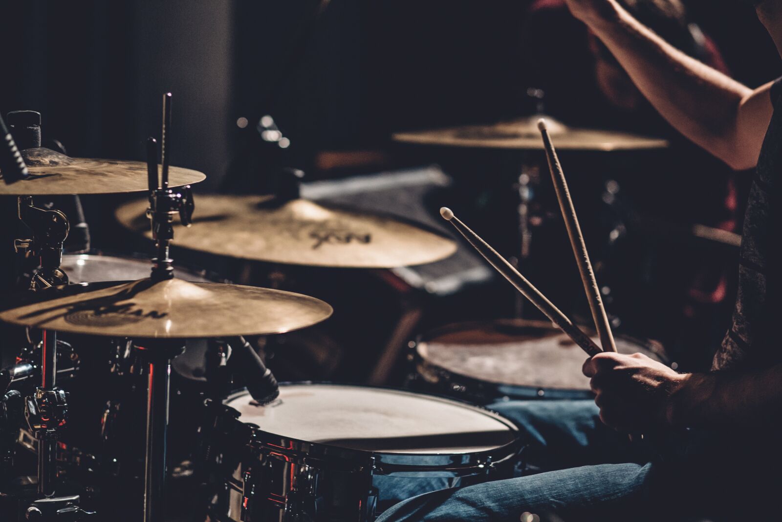 Canon EF 85mm F1.8 USM sample photo. Drums, set, people photography