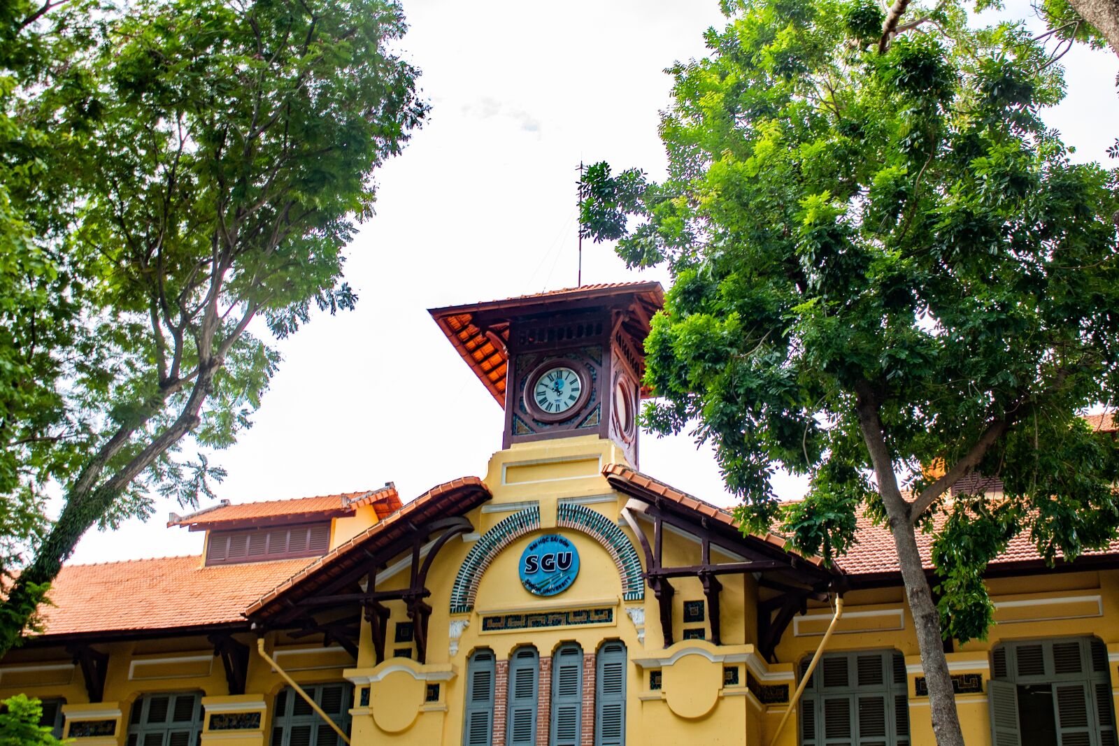 Canon EOS 750D (EOS Rebel T6i / EOS Kiss X8i) sample photo. Saigon, university, vietnam photography