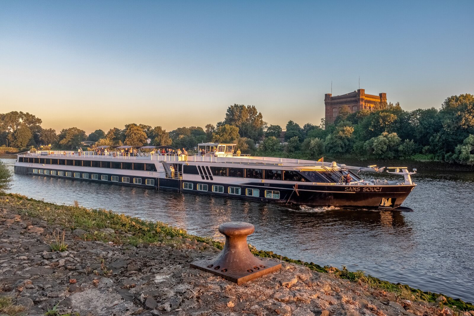 Canon EOS 750D (EOS Rebel T6i / EOS Kiss X8i) sample photo. River cruise ship, ms photography