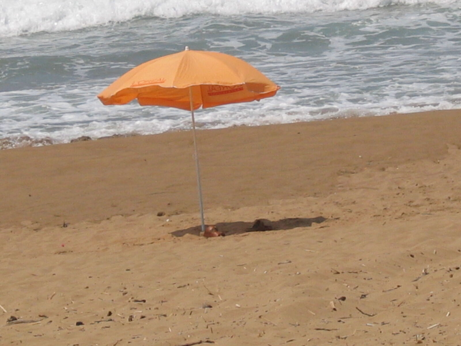 Canon POWERSHOT G5 sample photo. Beach, umbrella, waves photography
