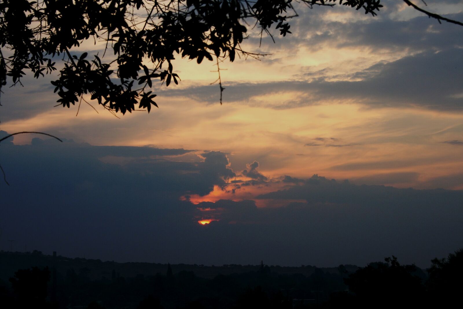 Canon EOS 400D (EOS Digital Rebel XTi / EOS Kiss Digital X) sample photo. Sunset, soft, clouds photography