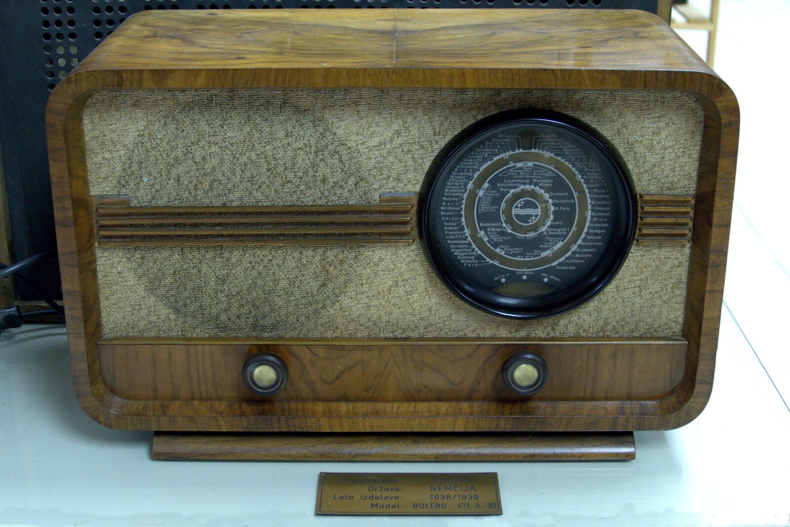 Panasonic Lumix DMC-FZ1000 sample photo. Retro, old radio, air photography