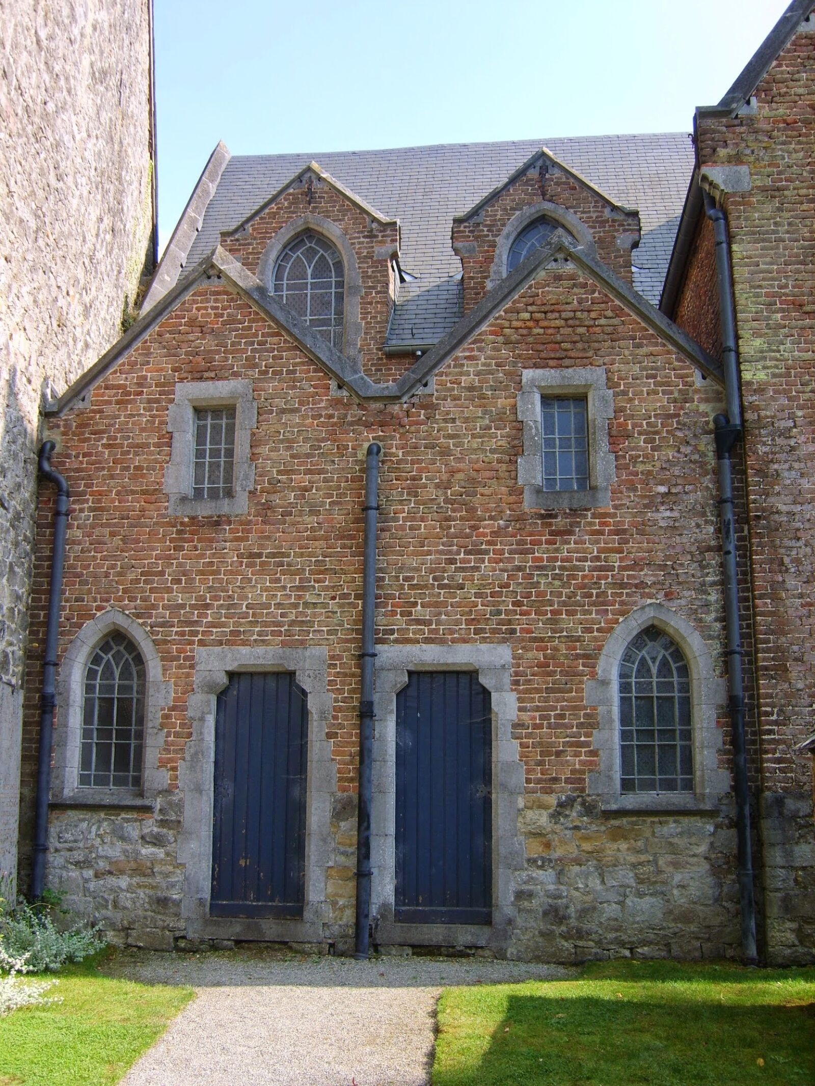 Samsung Digimax S830 / Kenox S830 sample photo. Belgium, church doors, church photography