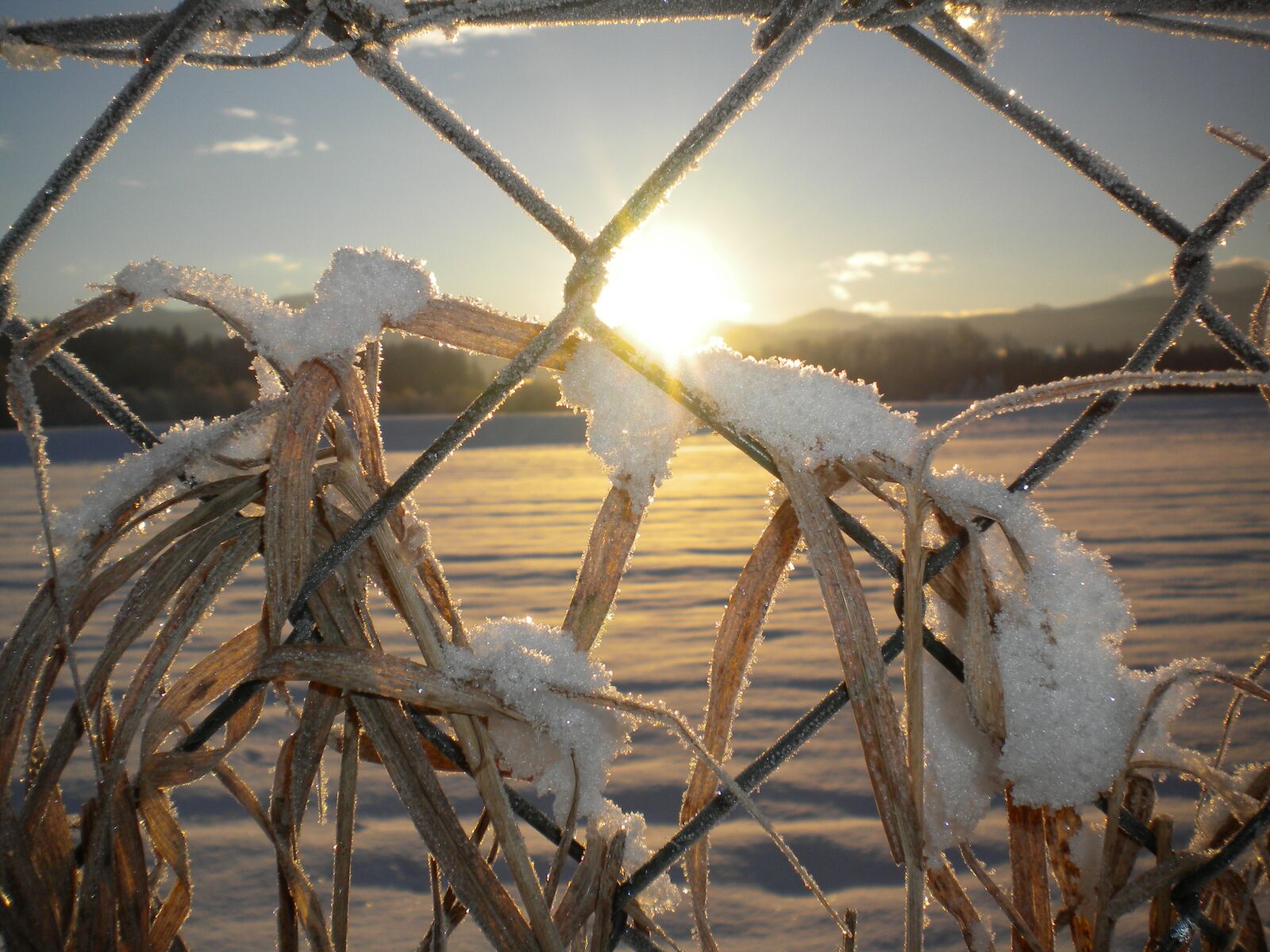 Nikon COOLPIX S225 sample photo. Snow, sunrise, fence photography