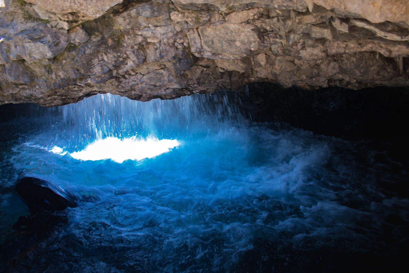 Canon EOS 70D + Canon EF-S 18-55mm F3.5-5.6 IS STM sample photo. Waterfall, cave, nature photography