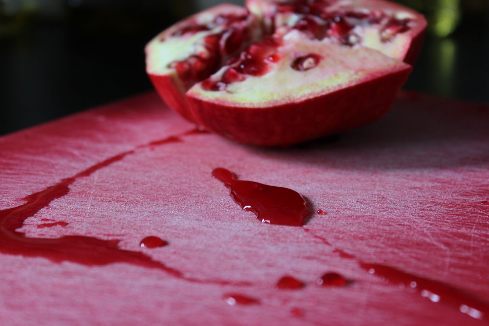 Canon EOS 1200D (EOS Rebel T5 / EOS Kiss X70 / EOS Hi) sample photo. Blood, cutting, board, fresh photography