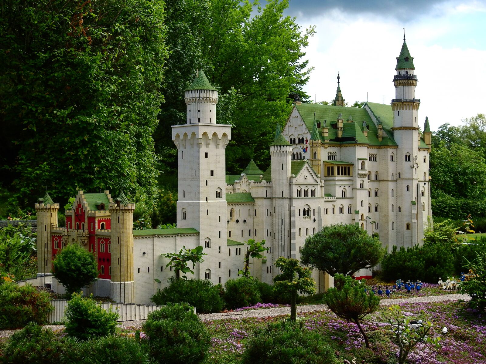Nikon Coolpix P900 sample photo. Lego, legoland, build photography
