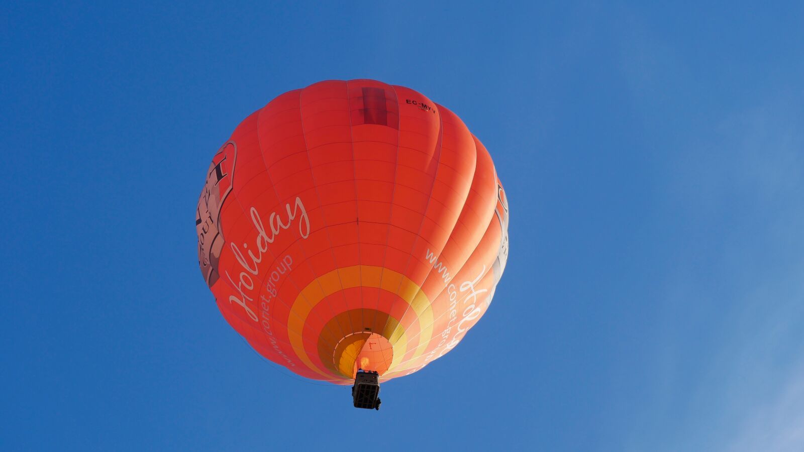 Panasonic Lumix DMC-GX85 (Lumix DMC-GX80 / Lumix DMC-GX7 Mark II) sample photo. Balloon, hot air balloon photography