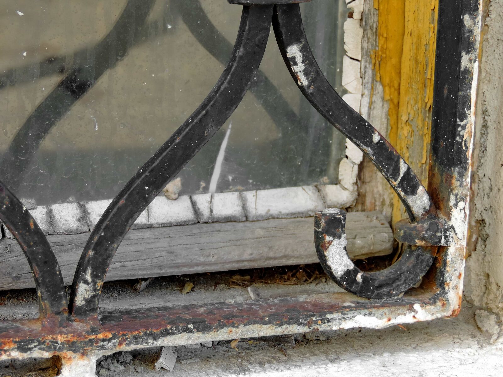 Nikon Coolpix P520 sample photo. Abandoned, window, chain, rust photography