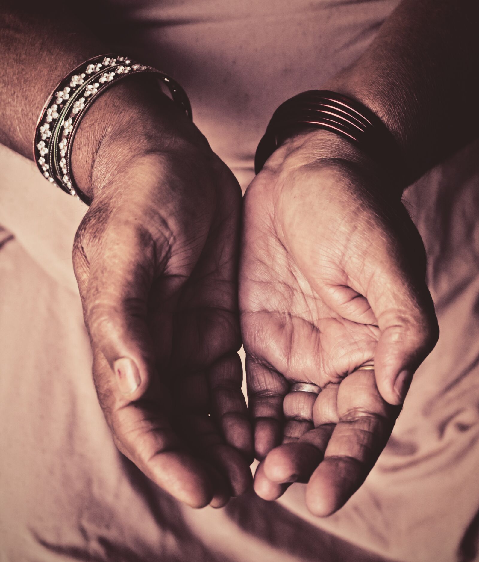 Canon EOS 550D (EOS Rebel T2i / EOS Kiss X4) sample photo. Bangles, contrast, hands, india photography