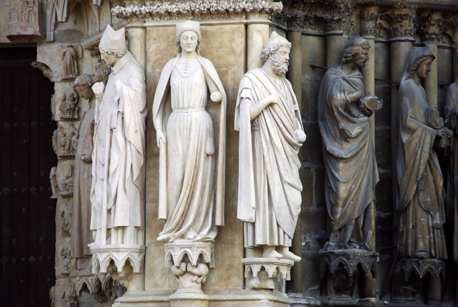 Pentax K200D sample photo. Reims, cathedral, pilaster photography