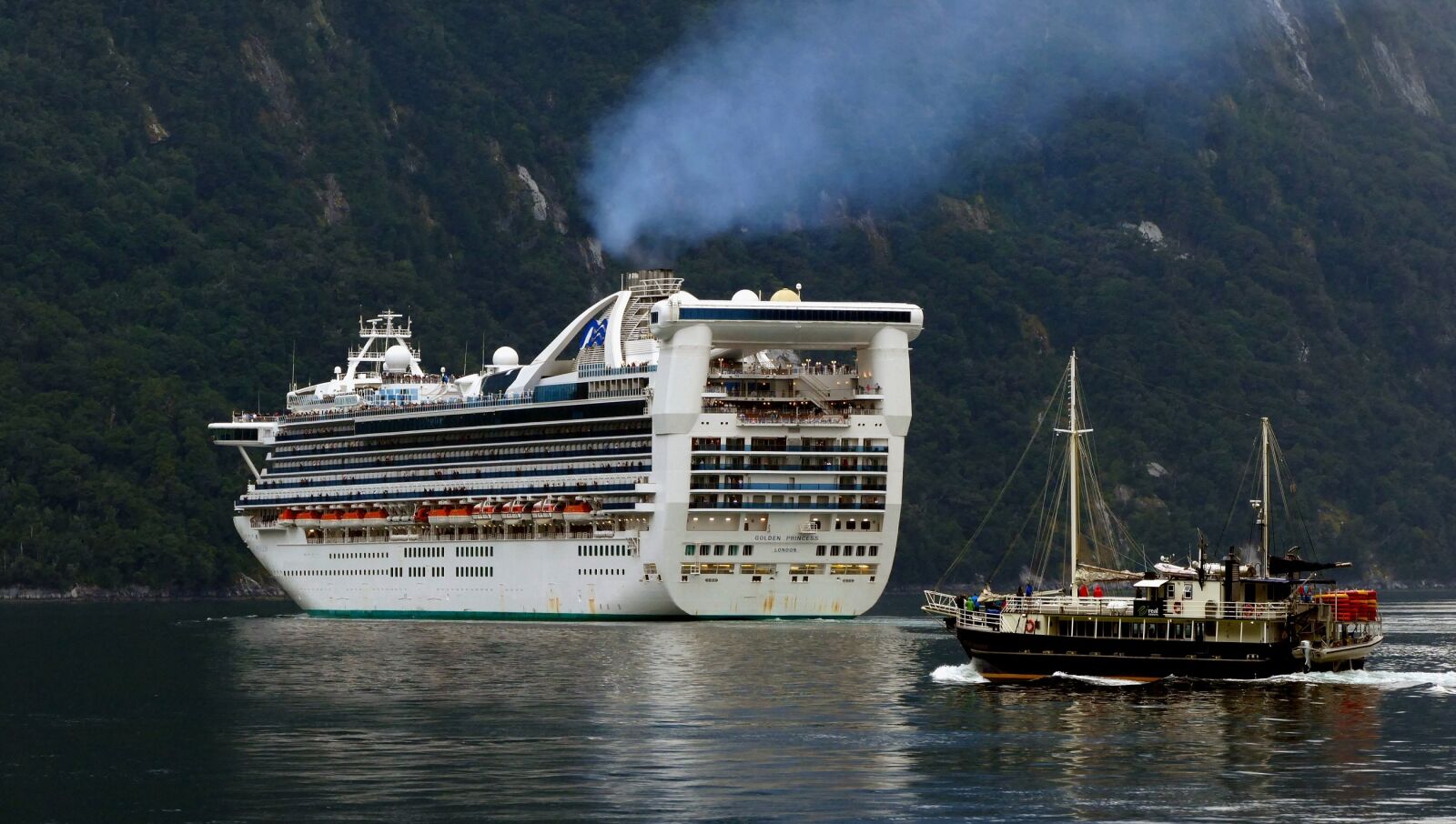 Panasonic Lumix DMC-FZ1000 sample photo. Cruise ship, boat, ocean photography