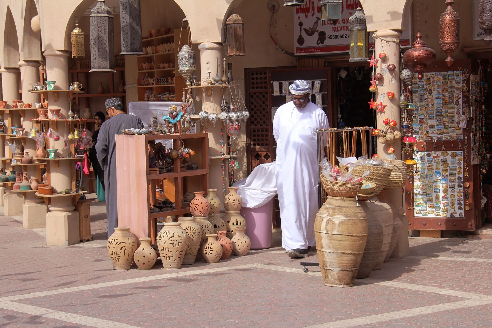 Canon EF-S 18-200mm F3.5-5.6 IS sample photo. Omani, shop, shopping photography