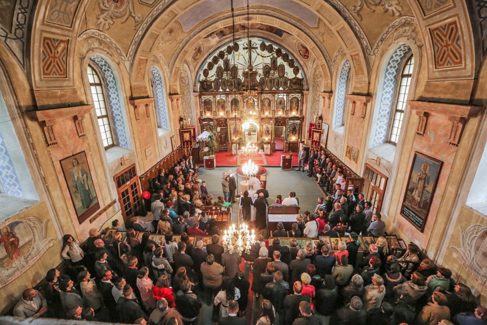 Canon EF 16-35mm F2.8L II USM sample photo. Wedding, ceremony, church, audience photography