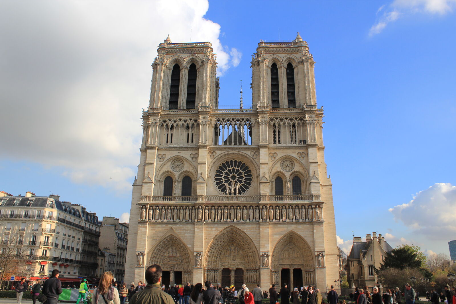 Canon EOS 550D (EOS Rebel T2i / EOS Kiss X4) sample photo. Tourists, at, cathedral, against photography
